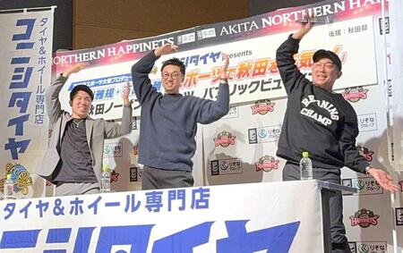 　ヤクルト・石川、石山とイベントに参加した石井（右から）＝球団提供