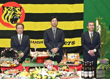 　年賀式で写真に納まる（左から）粟井球団社長、藤川監督、嶌村球団本部長（撮影・北村雅宏）