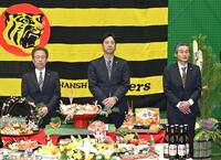 　年賀式で写真に納まる（左から）粟井球団社長、藤川監督、嶌村球団本部長（撮影・北村雅宏）