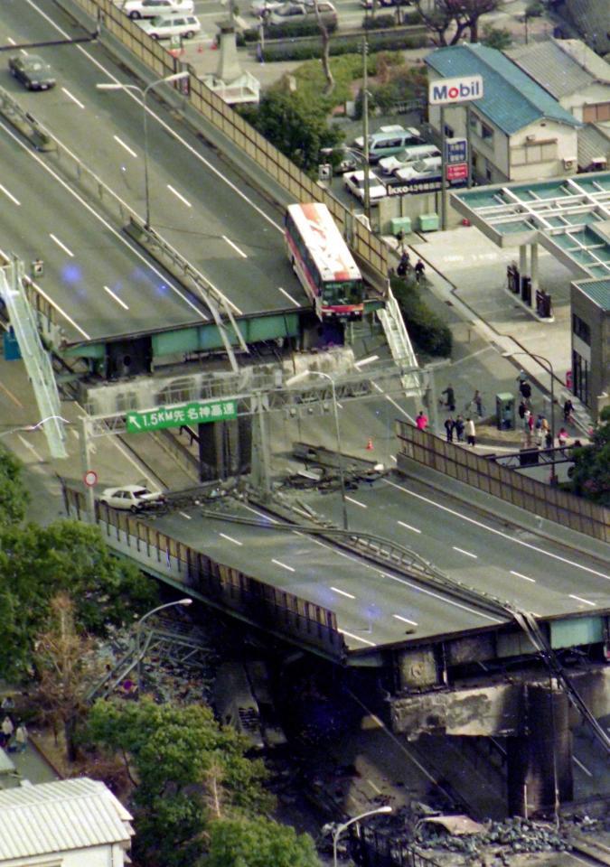 　９５年１月１７日の地震で崩れた阪神高速道路に、落下せずとどまったバス＝西宮市