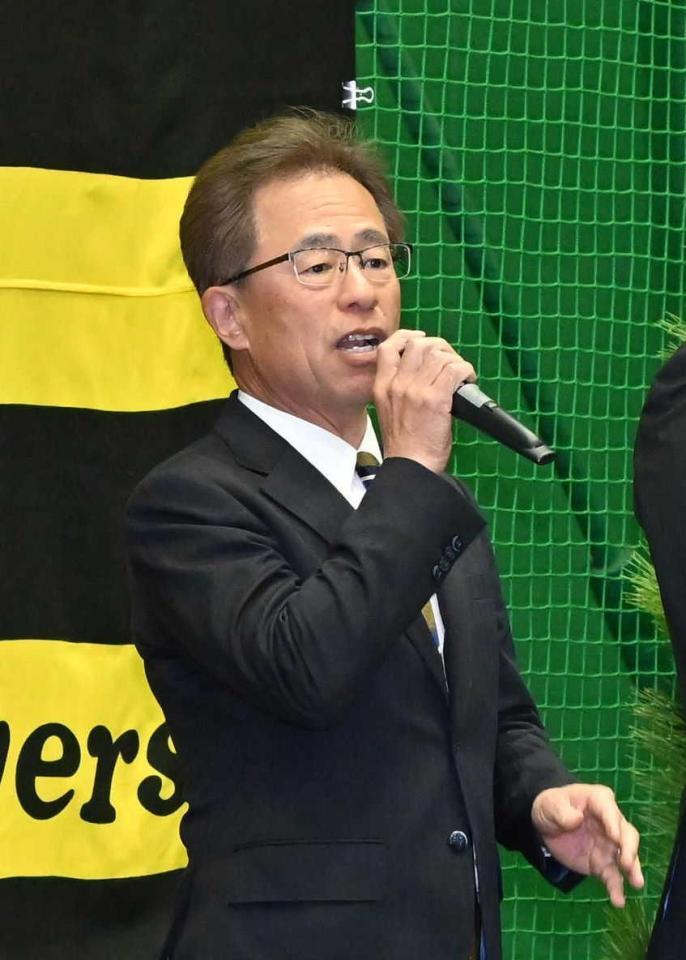 　年賀式であいさつする粟井球団社長（撮影・北村雅宏）