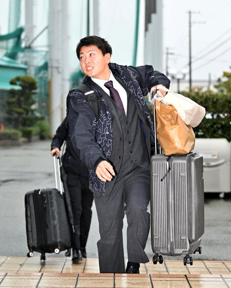 　入寮する川崎（撮影・北村雅宏）