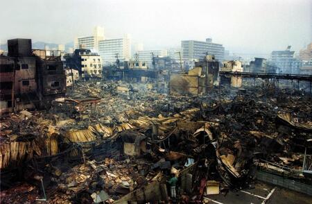 　震災による火事で、焦土と化した菅原市場付近＝９５年１月１８日、神戸市長田区