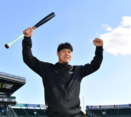 　気合の入った表情でバットを掲げる佐藤輝（撮影・中田匡峻）