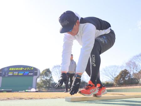 　木の棒の上を歩くトレーニングをする村上（撮影・吉澤敬太）