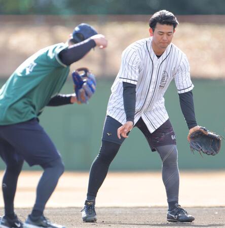 　青柳（左）の指導を受ける岡留（撮影・吉澤敬太）