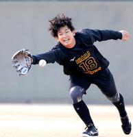 　懸命にボールを追う伊原（撮影・中田匡峻）