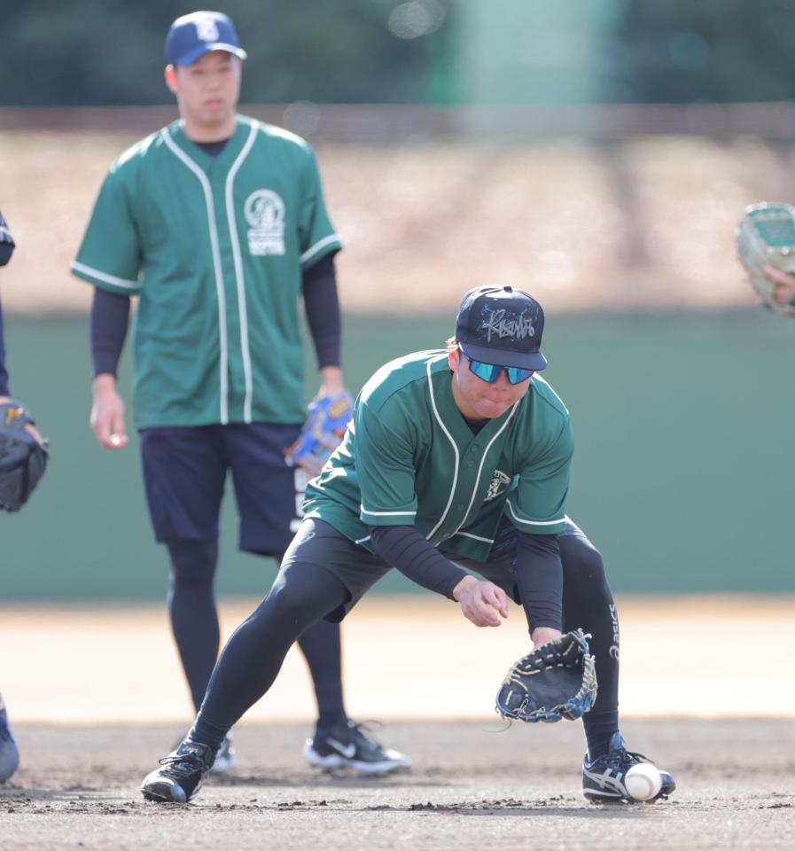 　青柳（左）が見つめる中、練習する村上（撮影・吉澤敬太）