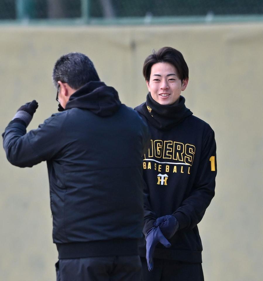 　練習中に笑顔を見せる下村（撮影・北村雅宏）