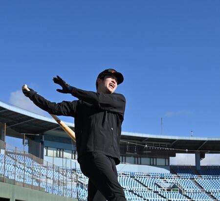 　ロングティーを行う中野（撮影・北村雅宏）