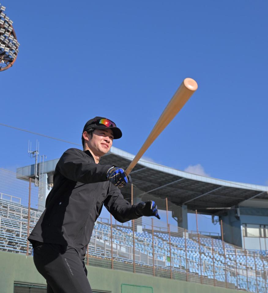 　ロングティーを行う中野（撮影・北村雅宏）