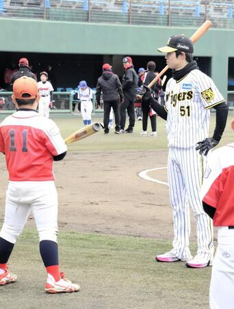 　子どもたちの質問に答える中野