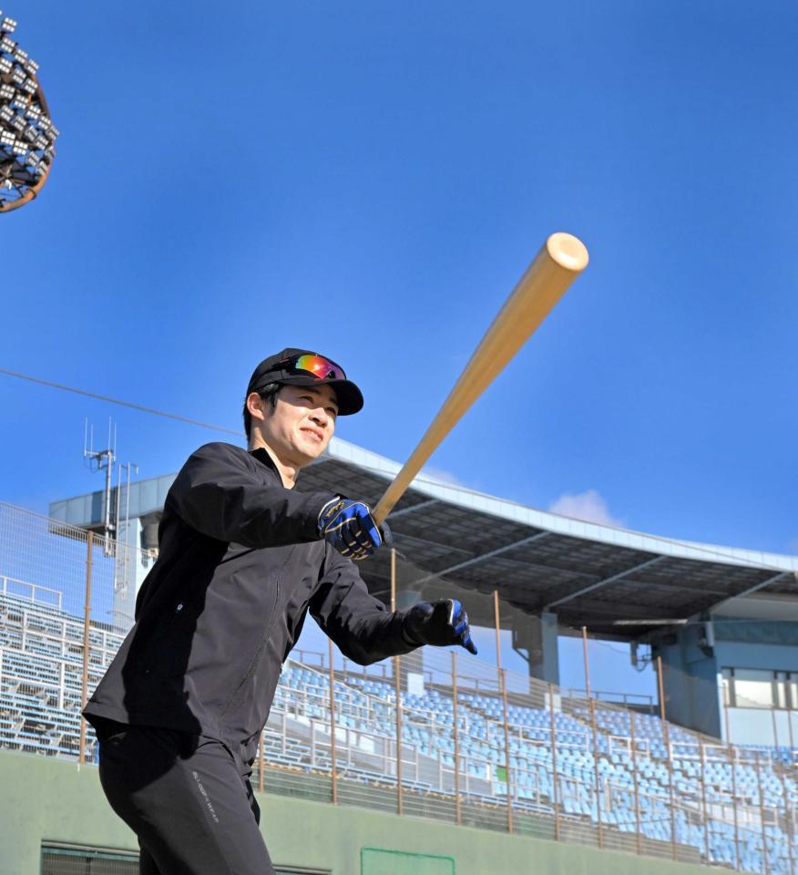 　青空を背にロングティーを行う中野（撮影・北村雅宏）