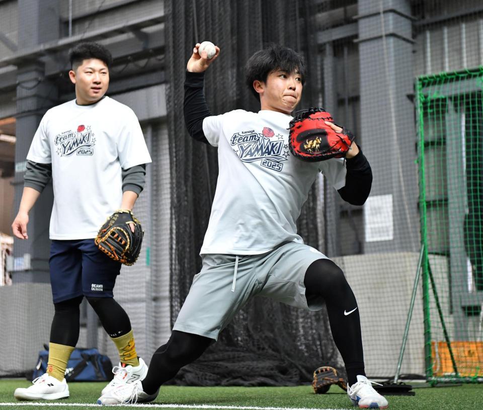 　ネットスローをする中川。奥は古賀（撮影・中田匡峻）