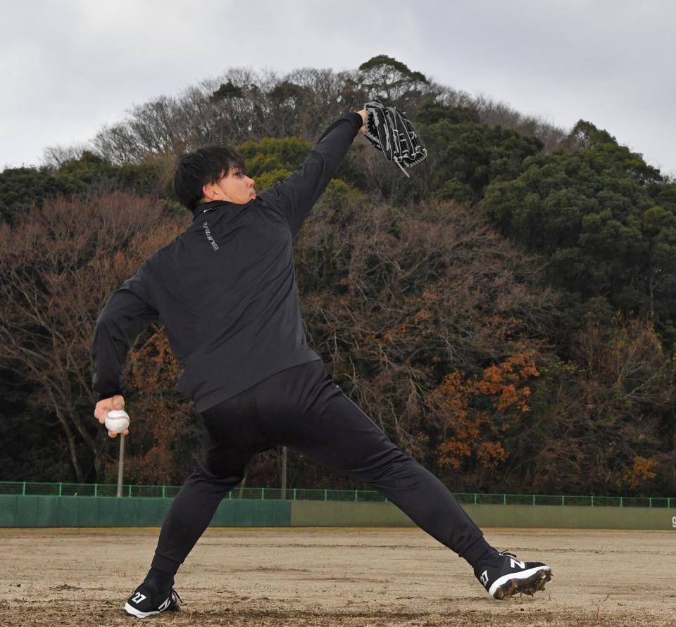 　キャッチボールをする伊藤将（撮影・中田匡峻）