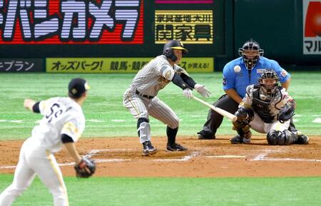 　ソフトバンク戦で左腕の長谷川から中前打を放つ糸原＝２４年６月１５日