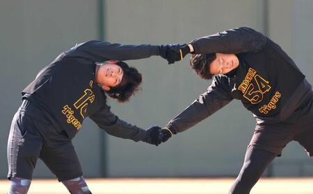 　ストレッチをする伊原（左）と木下（撮影・田中太一）