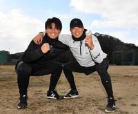 　笑顔でガッツポーズをする伊藤将（左）と岩貞（撮影・中田匡峻）