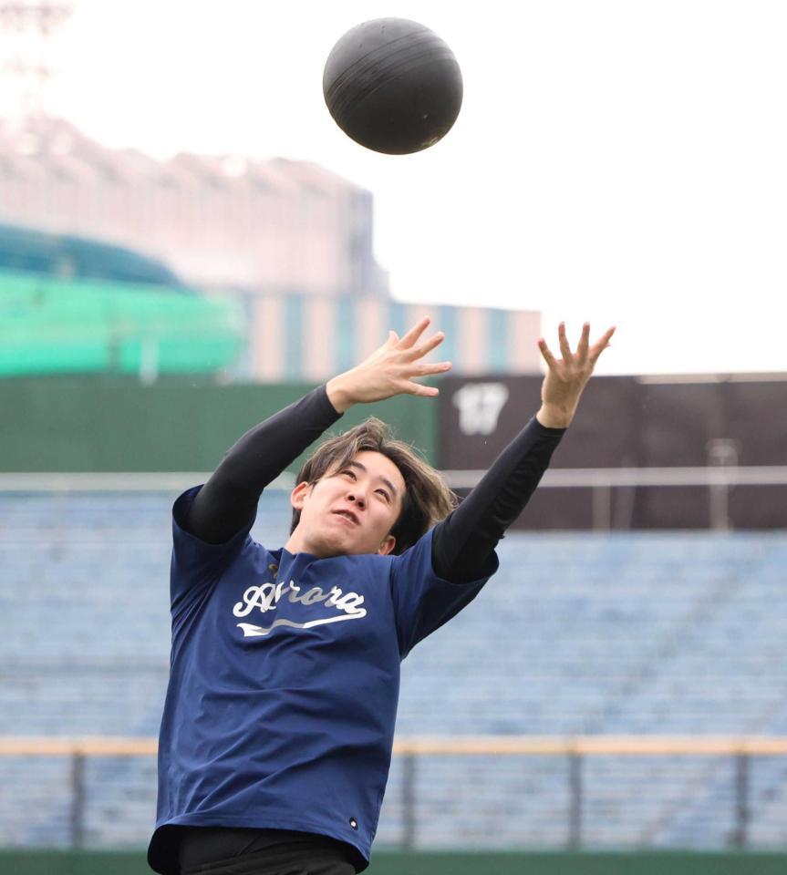 　メディシンボールを使い、トレーニングをする富田（撮影・中田匡峻）