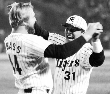 　バース（左）に続き本塁打を放ち、ベンチ前で大喜びの掛布＝１９８５年４月１７日、甲子園