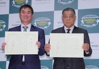 　通知書を手にする掛布雅之氏（右）と岩瀬仁紀氏（撮影・吉澤敬太）