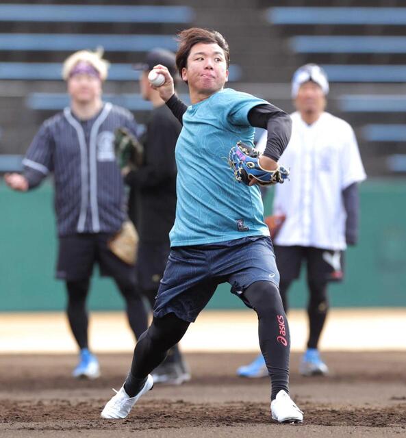 阪神・村上「守備に特化」新スパイクでGG賞狙う 新相棒と虎生え抜き