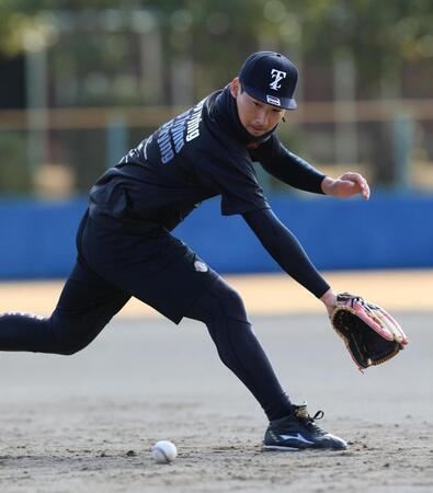 　ノックを受ける岩崎（撮影・金田祐二）