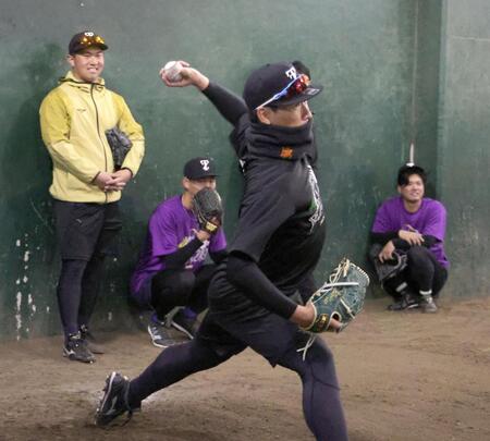 　ブルペンで投球する岩崎（撮影・金田祐二）