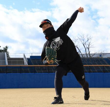 　青空の下、自主トレを公開した岩崎（撮影・金田祐二）