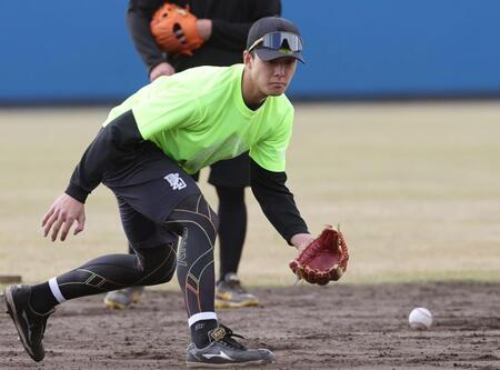 　ノックを受ける小幡（撮影・田中太一）