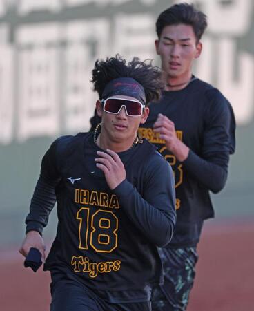 　今朝丸（奥）の前を走る伊原（撮影・中田匡峻）