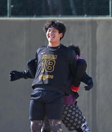 　練習中に笑顔を見せる伊原（撮影・北村雅宏）