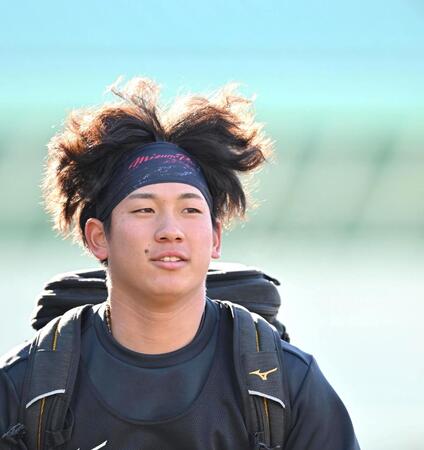 　練習に向かう伊原（撮影・北村雅宏）