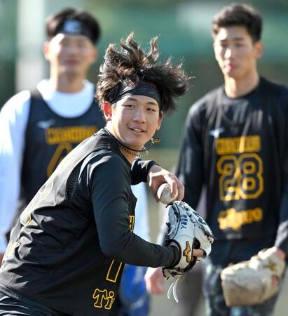 　ノックを受ける伊原（撮影・北村雅宏）