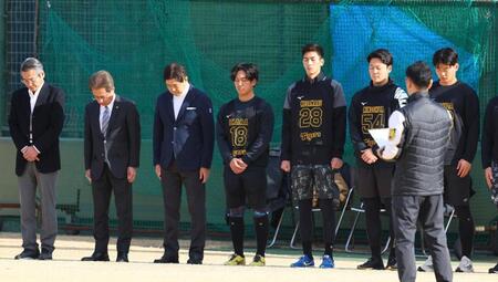 　阪神・淡路大震災から３０年。練習前に黙とうする伊原（中央）ら（撮影・山口登）