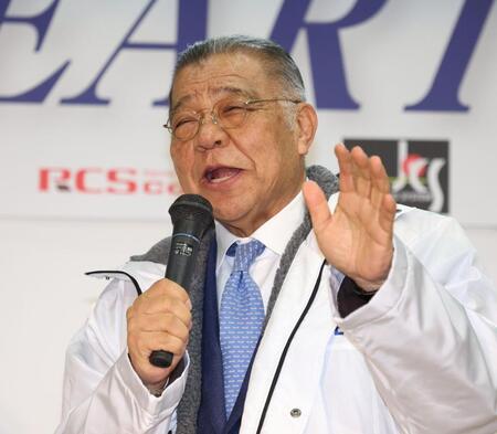 　トークショーを盛り上げる掛布雅之ＯＢ会長（撮影・中田匡峻）