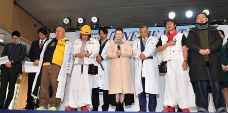 　阪神・淡路大震災から３０年。黙とうをする南野陽子（中央）、掛布雅之ＯＢ会長（中央右）ら（撮影・中田匡峻）