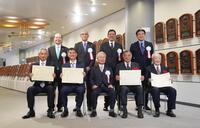 　野球殿堂入り通知式で記念写真に納まる（前列左から）イチロー氏、岩瀬仁紀氏、野球殿堂博物館理事長の榊原定征氏、掛布雅之氏、富沢宏哉氏、（後列左から）王貞治氏、森繁和氏、原辰徳氏、友寄正人氏（代表撮影）