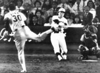 　８２年、江川から右越えソロを放つ掛布