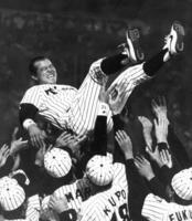 　８８年、現役生活を終え胴上げされる掛布