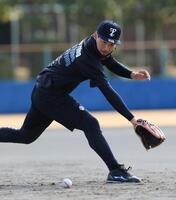 　ノックを受ける岩崎（撮影・金田祐二）