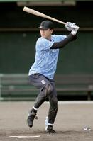 　打撃練習をする小幡