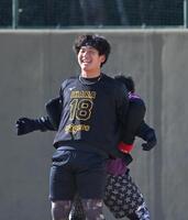 　練習中に笑顔を見せる伊原（撮影・北村雅宏）