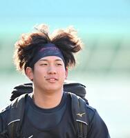 　練習に向かう伊原（撮影・北村雅宏）