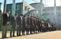 　阪神・淡路大震災から３０年。虎風荘を背に黙とうをする阪神選手ら（撮影・中田匡峻）