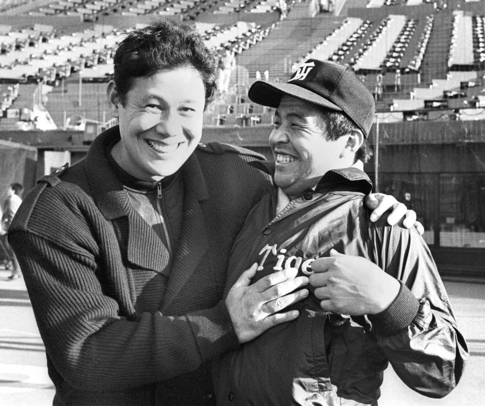 　田淵幸一氏（左）に激励される掛布＝１９８５年１０月２５日