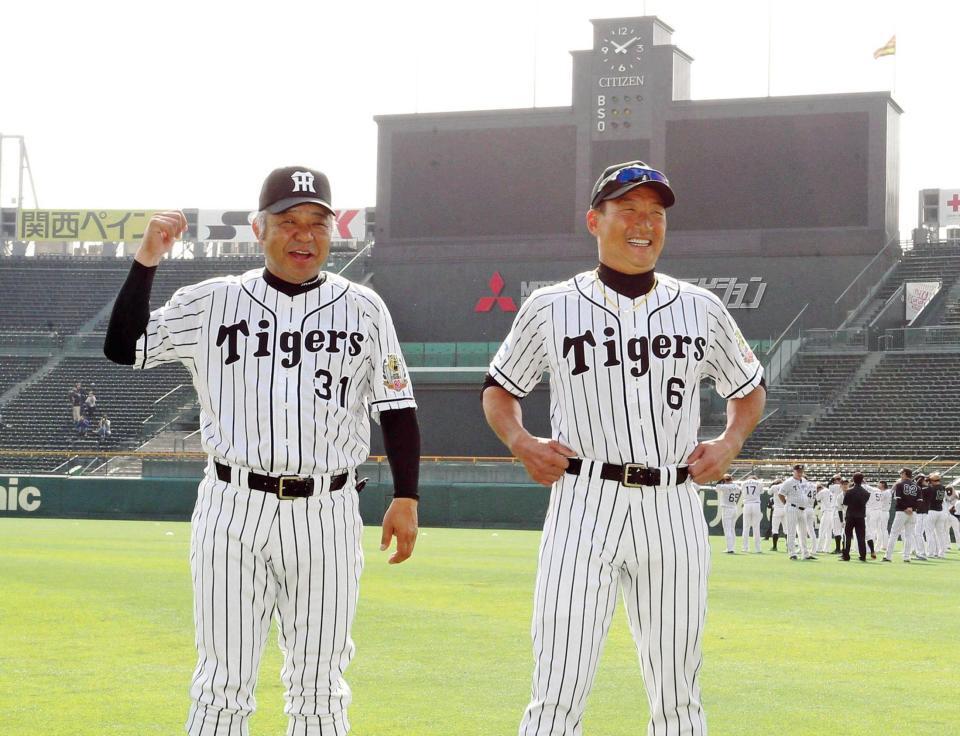 　１５年、金本監督（右）と談笑する掛布２軍監督