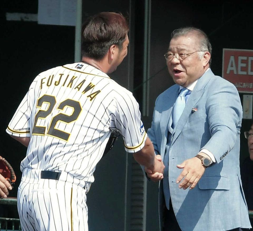 　打撃投手を終えた藤川（左）に声をかける掛布雅之氏＝２０年２月