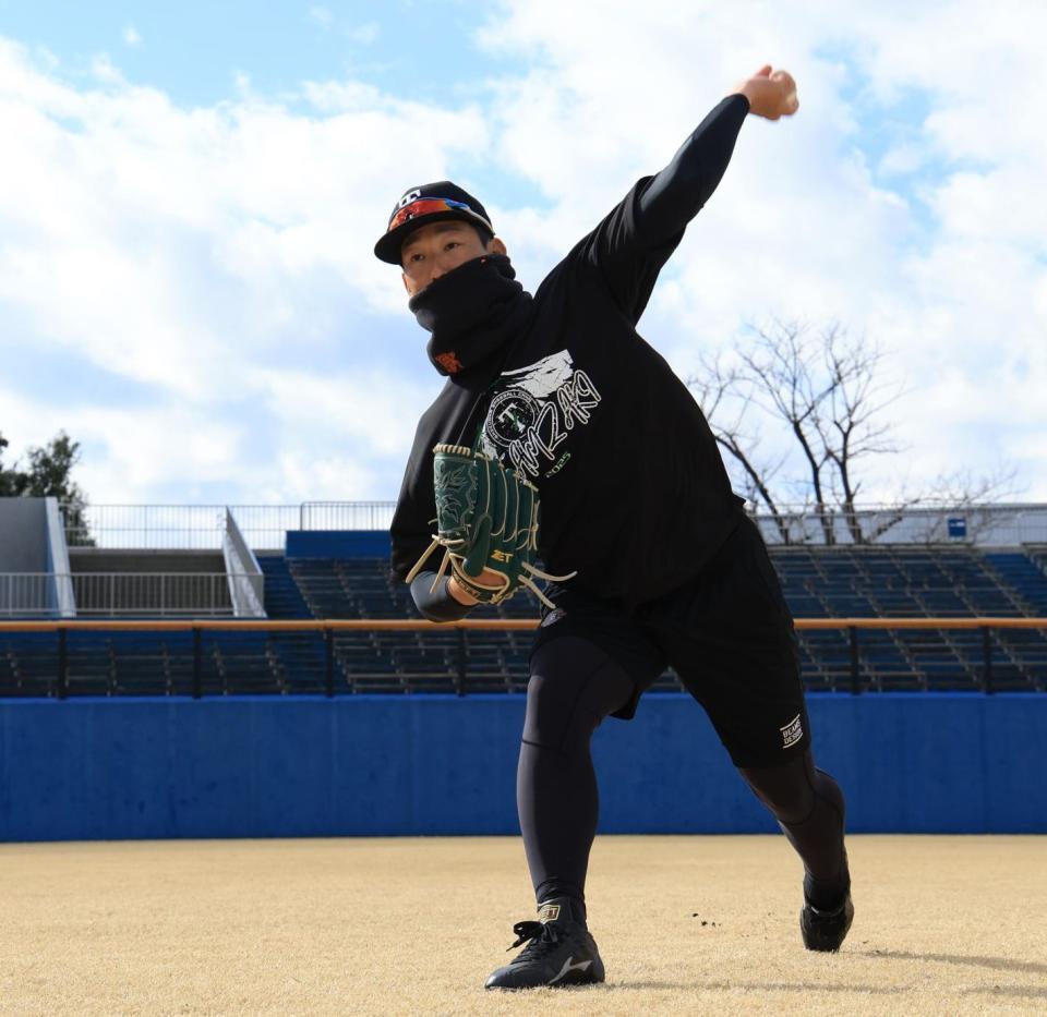 　青空の下、自主トレを公開した岩崎（撮影・金田祐二）