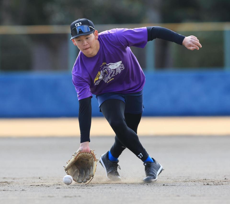　ノックを受ける及川（撮影・金田祐二）